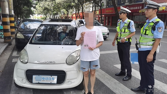圖1：對情節(jié)輕微的車主，通過寫承諾書方式開展勸誡引導(dǎo).jpg