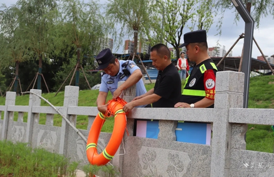 雙鶴派出所民輔警在轄區(qū)重點水域排查隱患，裝配救生工具.jpg