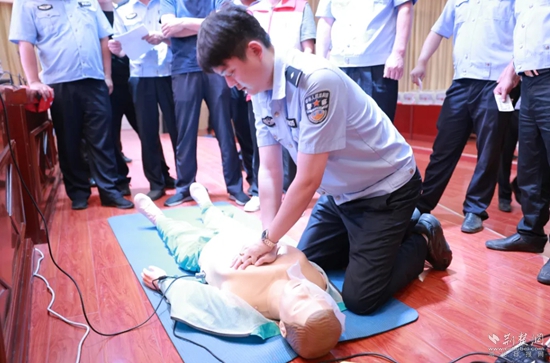 7月17日，嘉魚縣公安局治安大隊會同縣紅十字會組織開展一線民輔警防溺水急救技能專項培訓(xùn).jpg