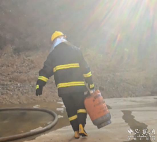 通山 火場(chǎng).jpg