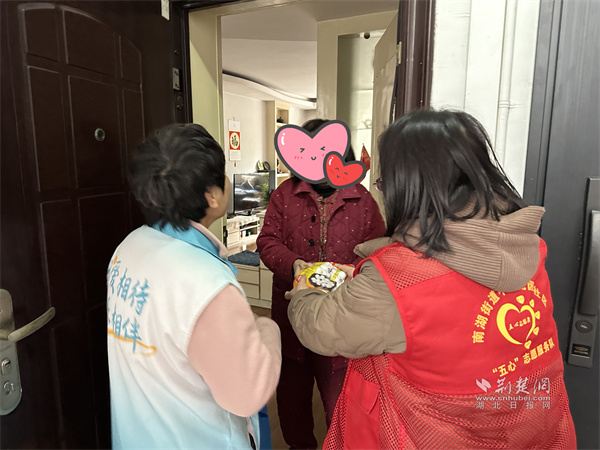 志愿小隊上門為轄區(qū)獨居、高齡老人送去湯圓.jpg