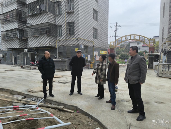 銀泉花園小區(qū)黨支部書(shū)記李正明與社區(qū)網(wǎng)格員、物業(yè)經(jīng)理、居民代表現(xiàn)場(chǎng)商議小區(qū)改造問(wèn)題.jpg