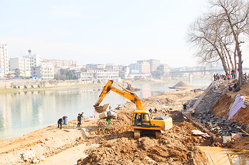 崇陽(yáng)陸水河綜合治理工程現(xiàn)場(chǎng)。.JPG