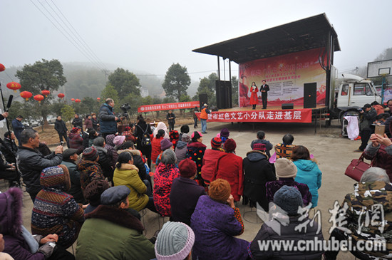 圖9 慰問演出現(xiàn)場 - 萬能看圖王_副本.jpg